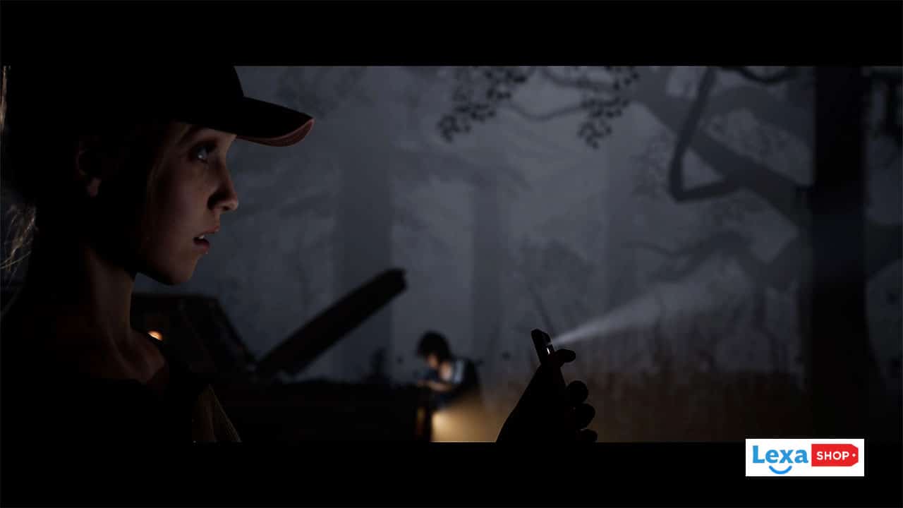 این عکس یکی از کارکتر های بازی The Quarry را نشان می دهد که در تاریکی شب در حال جستجوست.